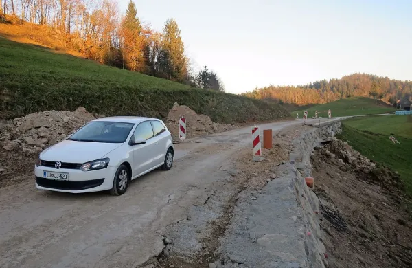 Občina je v Dolah lani  plačala  rekonstrukcijo odseka lokalne ceste v Dolah, a je krajane 
spravila v slabo voljo z zmanjšanjem količine  denarja za vzdrževanje javnih poti. 