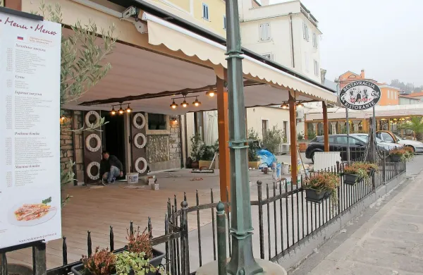 Teraso pred restavracijo Tri vdove je lastnica prenovila že lani 
po zgledu sosednjih gostincev.