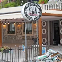 Piranski mestni inšpektor je ugotovil, da lastnica restavracije 
Tri vdove ureja teraso, ki je javna občinska površina, brez 
dovoljenja. 