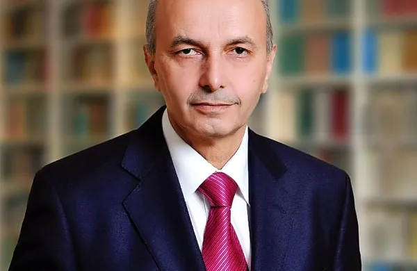 Protestniki v Prištini zahtevajo tudi odstop vlade premierja Ise 
Mustafe in razpis predčasnih parlamentarnih volitev.