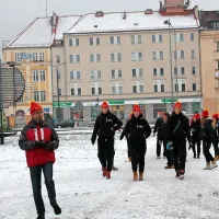 Na sprehodu, v ozadju hotel Arbiter, kjer bivajo.