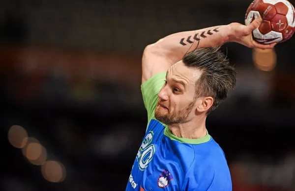  Na  tekmi se je v zgodovino zapisal Luka Žvižej, ki je nastopil 
na 213. reprezentančni tekmi. 
