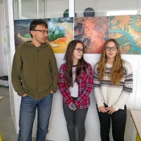 Mentor fotografskega krožka v OŠ Idrija Matjaž Kerček z 
uspešnima fotografinjama Taro Caruso Bizjak (v sredini) in 
Neli Alič.
