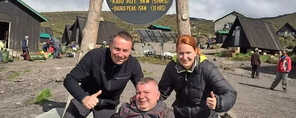Boštjan Lederer (v sredini) in Vesna Škrlj sta svoj vzpon na Kilimandžaro 
zaključila na nadmorski višini 3720 metrov, kar je višje od Triglava.    