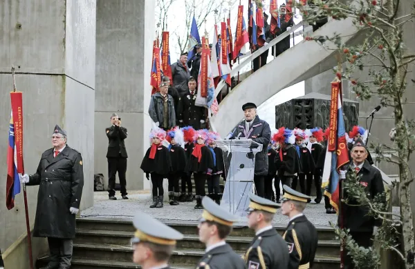 Ob 74. obletnici dražgoške bitke se je danes v Dražgošah 
zbralo več kot 3000 ljudi.