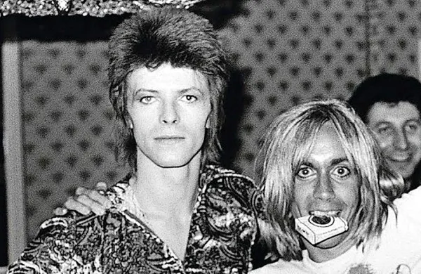 Iggy Pop z “lučjo njegovega življenja” Davidom Bowiejem.