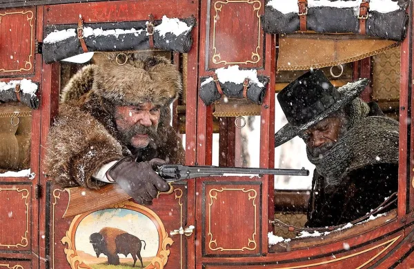 Lovca na glave John Ruth (Kurt Russel, levo) in major Marquis 
Warren (Samuel L. Jackson).
