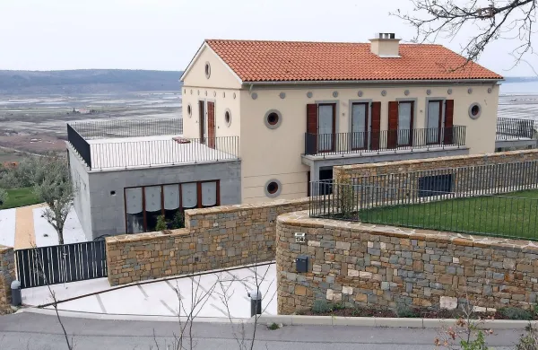 Zaradi domnevnega neukrepanja ob črni gradnji Türkovih na 
Parecagu naj bi jutri na zatožno klop novogoriškega okrajnega sodišča sedel gradbeni inšpektor Pavel Galjanič. 