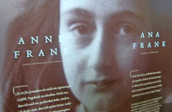 Razstava Ana Frank - zgodba za sedanjost govori o življenju 
Ane Frank in njenem dnevniku ter potuje po slovenskih 
šolah.