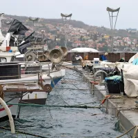 Močan južni veter in plapolajoče ribiške “zastave”.