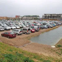 Peščeno parkirišče za tržnico tokrat brez luž.