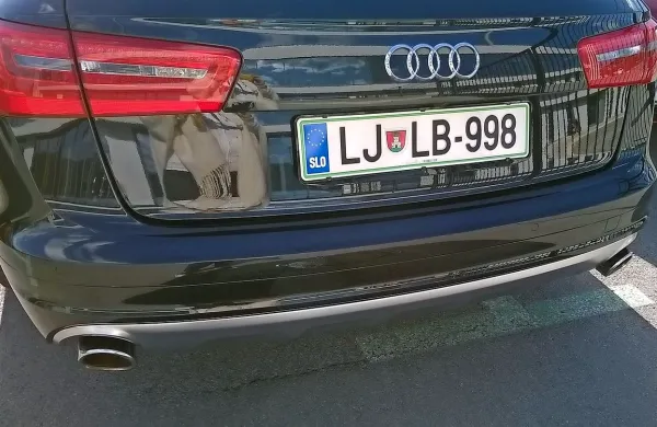 Bralka se je razburila, ko je avto koprskega občinskega 
protokola zasedel dve mesti, pa še električen ni bil.