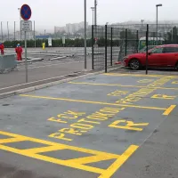 Na parkirišču, namenjenem nogometnemu klubu, ne potrebujejo več mest za električne avtomobile. Namenili so jih 
protokolu. 