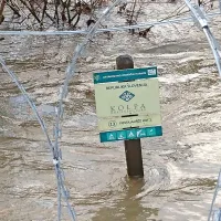 Zaradi poplav naj bi žično ograjo začasno delno odstranili