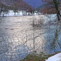 Zaradi poplav naj bi žično ograjo začasno delno odstranili