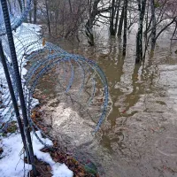 Zaradi poplav naj bi žično ograjo začasno delno odstranili