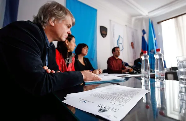 Visokošolski sindikat Slovenije in Konfederacija sindikatov 
Slovenije Pergam finančnega ministra Dušana Mramorja ter 
ministrico za izobraževanje Majo Makovec Brenčič pozivata 
k odstopu.