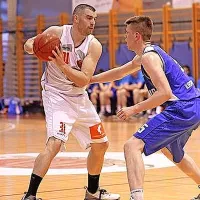Dvoboj centrov in najboljših strelcev obeh ekip - Sežanec 
Gregor Jakhel Kolarević (26 točk, levo na fotografiji) in 
Bistričan Anže Srebovt (22 točk).

