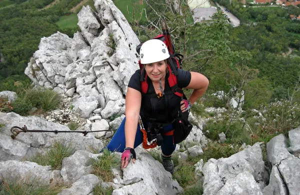 “Čez deset let se gotovo ne bom več spomnila, da sem se 
danes zaradi nečesa sekirala, zelo verjetno pa se  bom 
spomnila lepih trenutkov, ki jih bom danes doživela,” pravi 
Alenka Bevčič, ki je po preboleli bolezni marsikaj v svojem 
življenju postavila na glavo. 