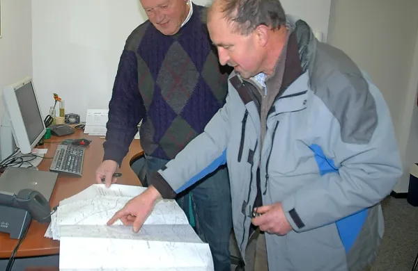 Marjan Gorup, predsednik društva Kras S.O.S., in Martin 
Bizjak ob zemljevidu geološke sestave tal pod sežanskim 
odlagališčem odpadkov.  
