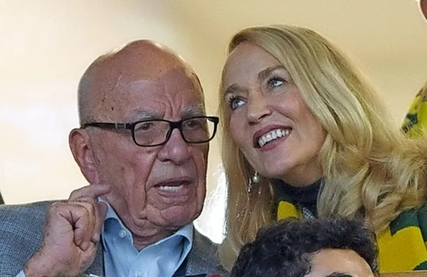 84-letni medijski mogotec Rupert Murdoch se je zaročil z 
59-letno igralko in nekdanjo manekenko Jerry Hall.
