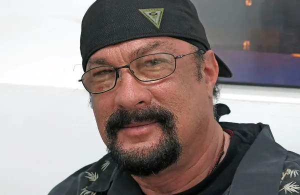 Steven Seagal je s svojo zasedbo leta 2014 nastopil tudi v 
ljubljanski Cvetličarni.