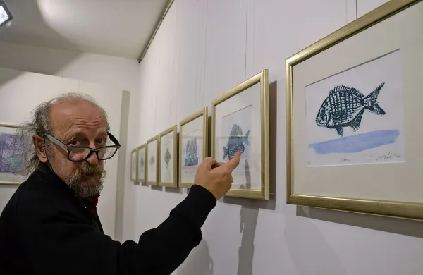 Janez Matelič v  ciklu grafik Fosili preizkuša uporabo 3-D tiskalnika, “portretira” pa ribe. 