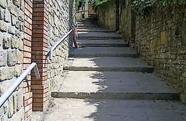 Rozmanova ulica s svojimi stopnicami je ena od hujših ovir, ki 
jim imajo na poti do doma zlasti starejši Pirančani. 