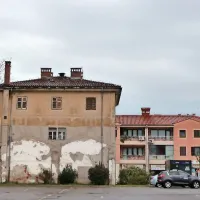 Staro stavbo na naslovu Vojkovo nabrežje 12 bodo zrušili, na 
njenem mestu pa bo zrasel hostel.
