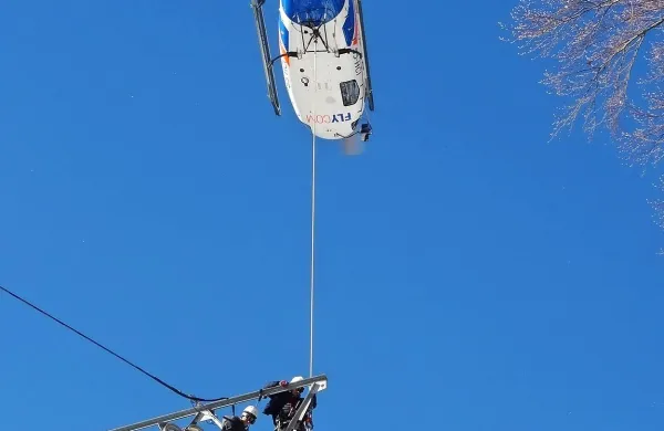 Helikopter je   v  dveh dneh   prepeljal v dolino v pregled    
sestavne dele žičnice.