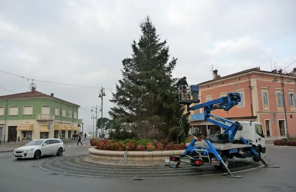 Vandali so porezali številne kable novoletnega okrasja in iz  
Coppovega parka odnesli celo  jelenčka iz led lučk.