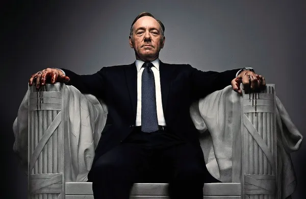 Poleg najslavnejše TV serije Hiša iz kart (na fotografiji) je 
Netflix med drugim produciral še: Orange is the New Black, 
Kriva pota in Making a Murderer.



