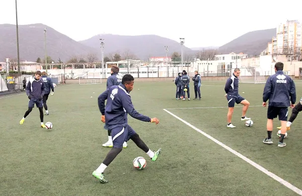 Nogometaši Gorice, med katerimi je bil tudi povratnik Osuji 
Amarachi (v ospredju), so prvi letošnji trening opravili na 
umetni travi.