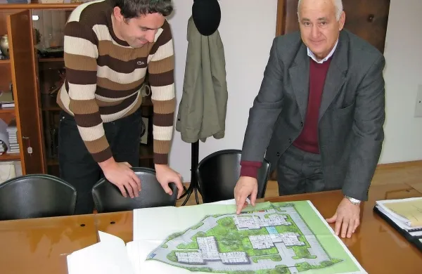Tako je že leta 2008 tedanji župan Zvonko Benčič Midre (desno) predstavil 
načrte za Dom upokojencev na Kozini. V občini so zamisel znova obudili, 
a  namesto sto postelj naj bi jih dom imel le od 60 do 80.