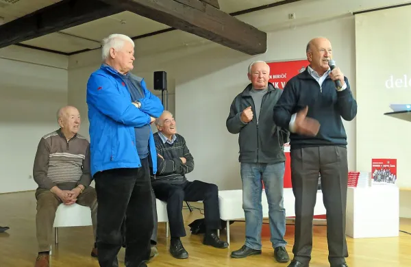 Marijan Beričič (sedi, tretji z leve) s povojnimi obnovitelji Idrije 
in brigadirji jugoslovanskih delovnih horukov.