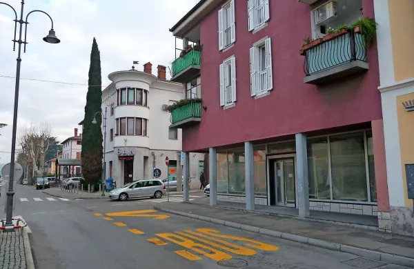 Po prvotnih napovedih bi morala ljubljanska Delavska hranilnica enoto v Izoli (na Cankarjevem drevoredu 2a v pritličju 
opečnate stavbe na fotografiji) odpreti že lani jeseni.