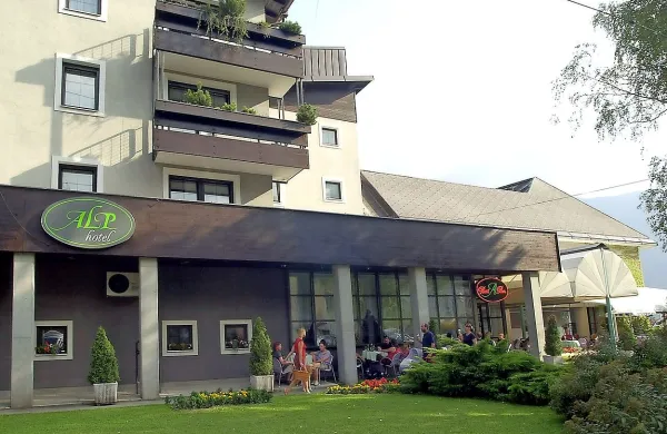 Hotel Alp, ki je v lasti Hete, slabe banke Hypa, zadnja leta pa ga  med poletno sezono upravlja 
najemnica Renata Doberšek, je bil tudi lansko poletje dobro zaseden.  Gostje že povprašujejo 
za letošnje poletje. 