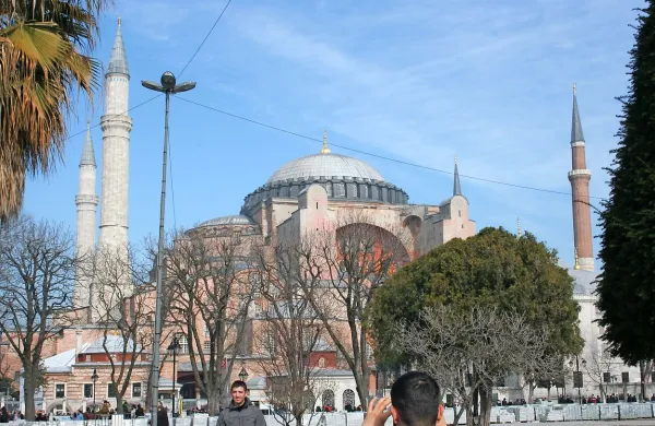 Napadalec, ki se je v torek razstrelil v Istanbulu in ubil deset 
nemških turistov, je v Turčijo prišel kot “običajni migrant” iz 
Sirije, je danes povedal turški premier Ahmet Davutoglu.