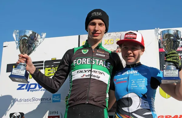 Tanja Žakelj je lani na zmagovalni oder stopila na začetku 
sezone v Vrtojbi (ob njej je italijanski reprezentant Daniele 
Braidot), na velikih tekmah pa tako visoko ni bila.