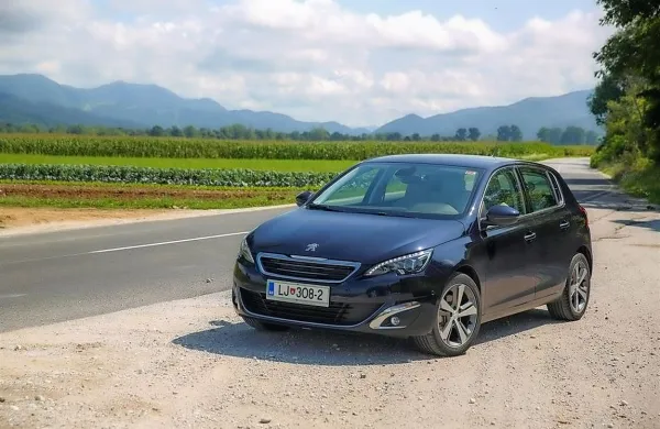  Testnik v zrak spusti le 94 gramov CO2 na prevoženi 
kilometer poti, osnovni Blue HDI pa samo 82 gramov na 
kilometer.