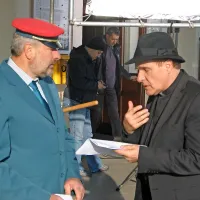 Župnik Bonifacij oziroma Milan Vodopivec (desno) in drugi  ne bi mogli odigrati svojih vlog, če 
poleg ne bi imeli statistov. Že lani se jih je veliko javilo samo za snemanje prizorov na prostem 
v Brdih.