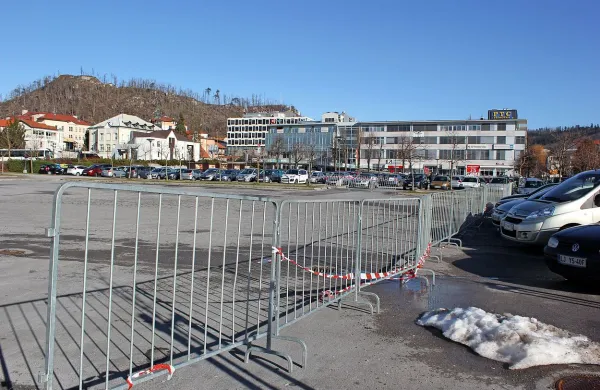 Del parkirišča pred Primorko, ki je bil doslej v javni rabi, je 
lastnica, družba Batagel&Co., zagradila.  