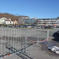 Del parkirišča pred Primorko, ki je bil doslej v javni rabi, je 
lastnica, družba Batagel&Co., zagradila.  