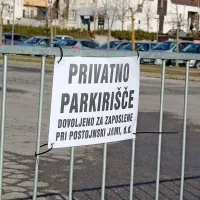 Parkiranje na delu parkirišča je zdaj dovoljeno le zaposlenim 
pri Postojnski jami, a je  prazno, saj zaposleni parkirajo pri 
Postojnski jami in ne v centru mesta. 