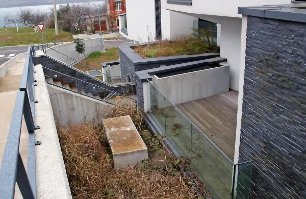 V Družbi za upravljanje terjatev bank (DUTB)  so danes prejeli 
pet ponudb za izvajalca  investicijsko-vzdrževalnih del na 
propadajoči  stanovanjski soseski  Nokturno na Markovcu.