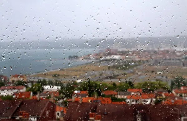 Popoldne bo na Primorskem pričelo deževati. 