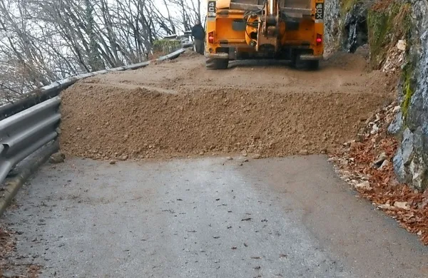 Asfalt na cesti so zavarovali s skoraj meter debelim nasutjem 
zemlje.