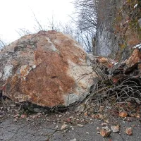 Skalovje na cesti so odstranili, sledi zahtevno miniranje v 
bregu nad njo.  