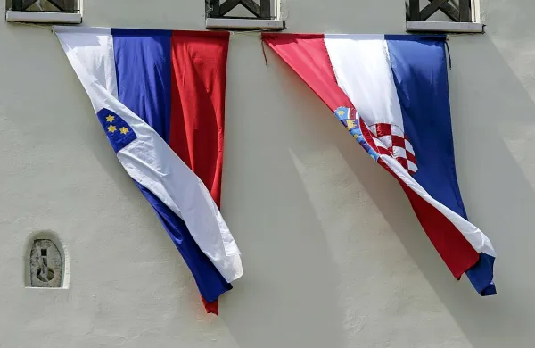 Nova hrvaška vlada si bo prizadevala za normalizacijo 
odnosov s Slovenijo, je napovedal neimenovani bodoči 
minister v hrvaški desni vladi.  