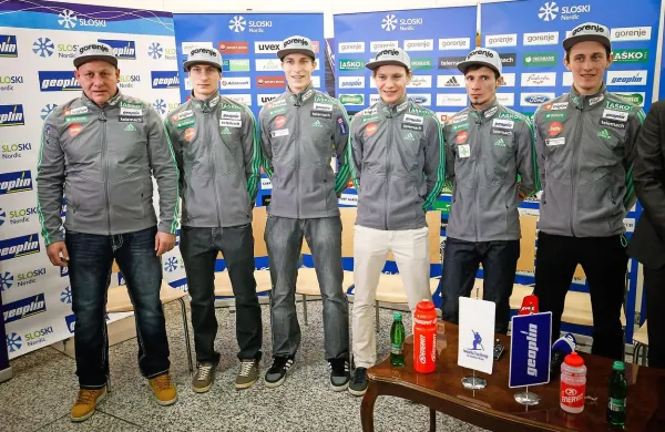 Slovenska ekipa v Kulmu (z leve):  trener Goran Janus, Andraž 
Pograjc, Jurij Tepeš, Anže Lanišek, Robert Kranjec in Peter 
Prevc. 